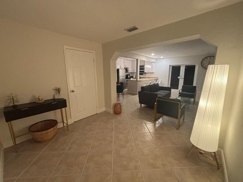 Building Photo - 1931 Mayo St