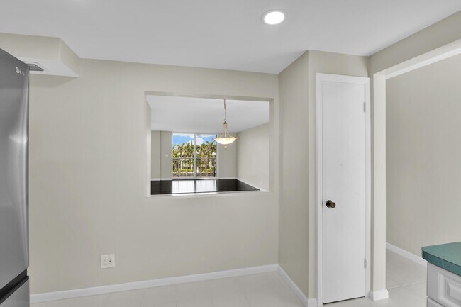 Building Photo - 1050 Hillsboro Mile
