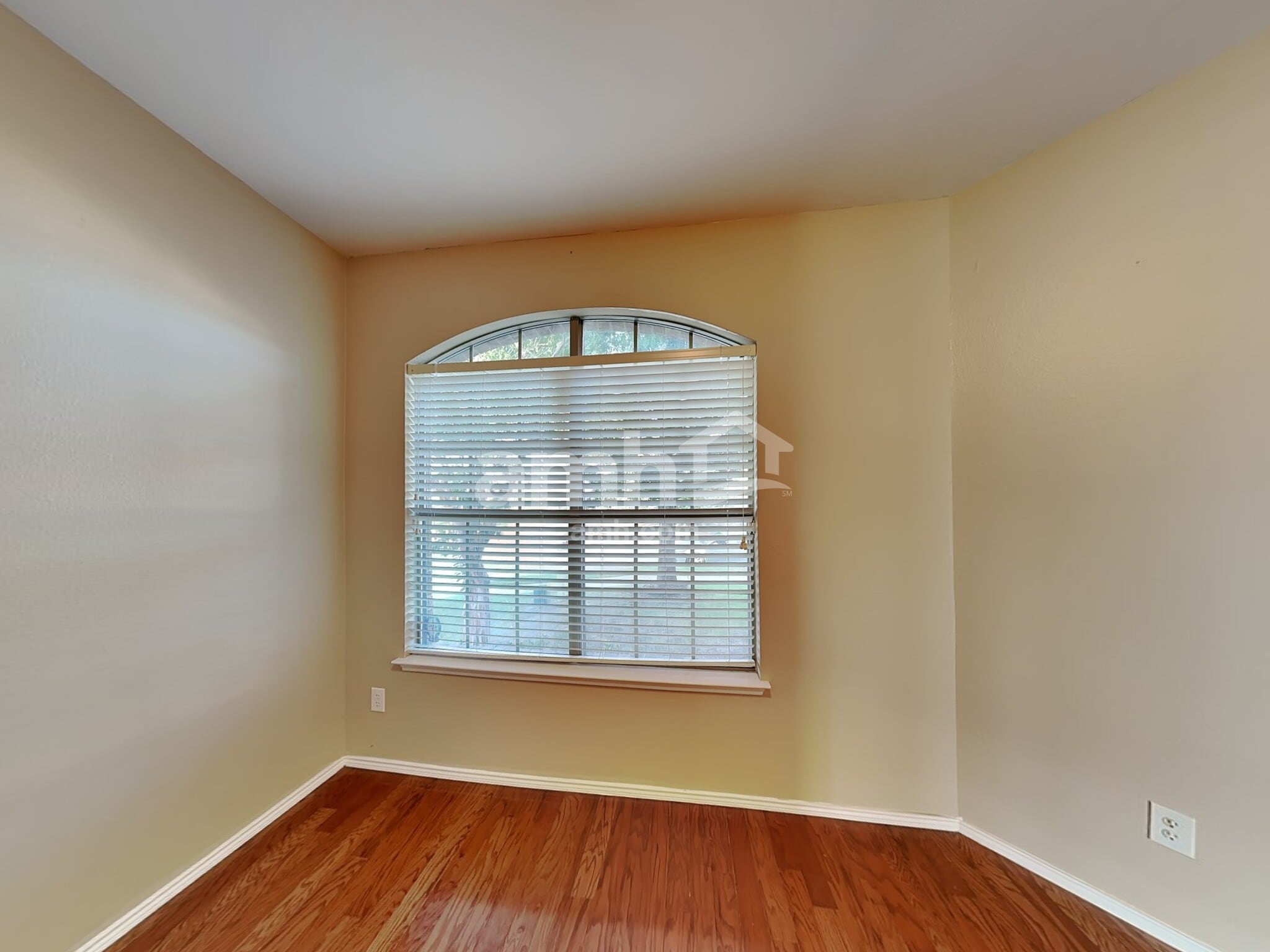 Building Photo - 721 Hickory Ln