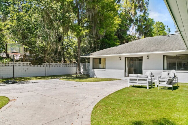 Building Photo - 1929 NW 7th Ln