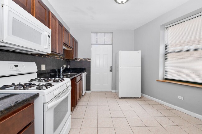 Building Photo - 2-Bedroom in Chicago’s historic South Shor...