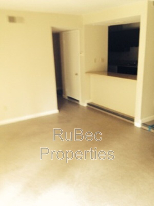 Building Photo - 702 Farmhurst Dr