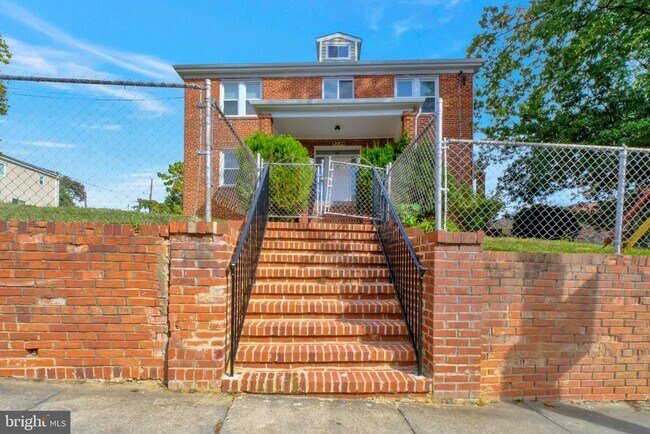 Building Photo - 5230 Blaine St NE