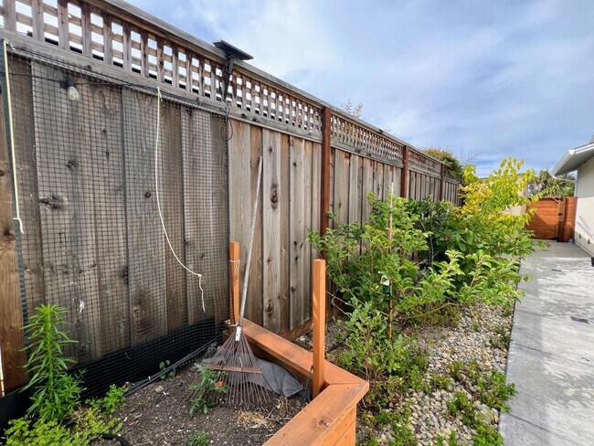 Building Photo - 906 Crane Ave