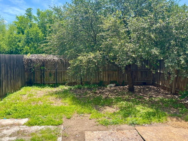 Building Photo - Charming 3 Bedroom Townhome Near Medical Center and Ingram Park