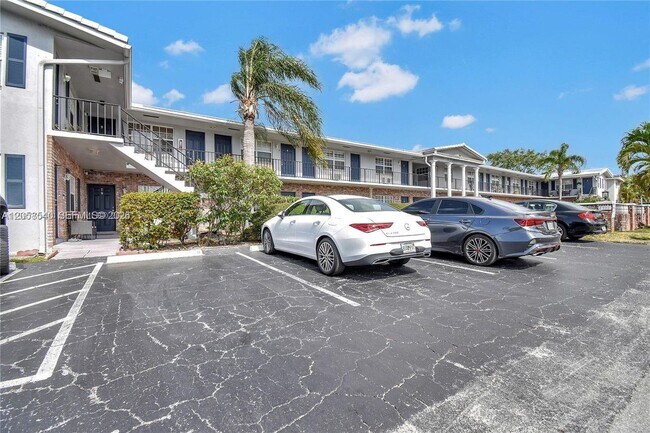 Building Photo - 2701 Middle River Dr