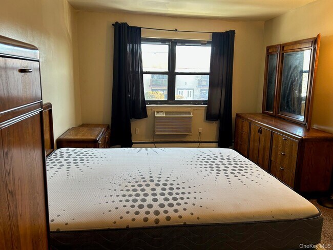 Building Photo - 68 Sneden Pl W