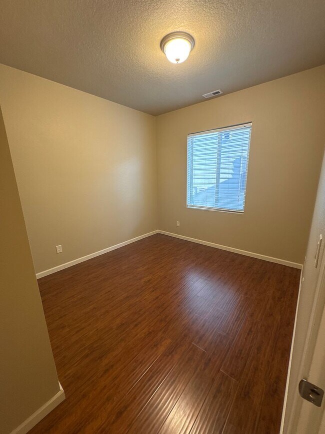 Building Photo - ? Beautiful 4-Bed, 3-Bath North Albany Hom...