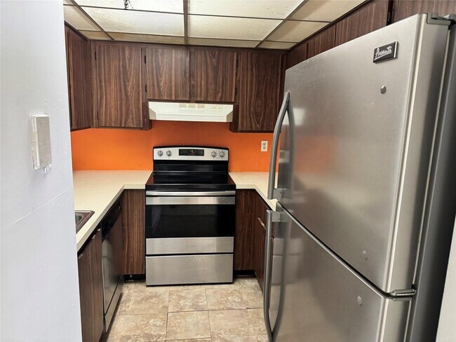 Building Photo - 9688 Fontainebleau Blvd