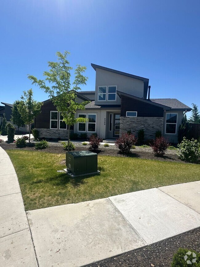 Building Photo - Riverstone: Gated Community, Pond Access i...