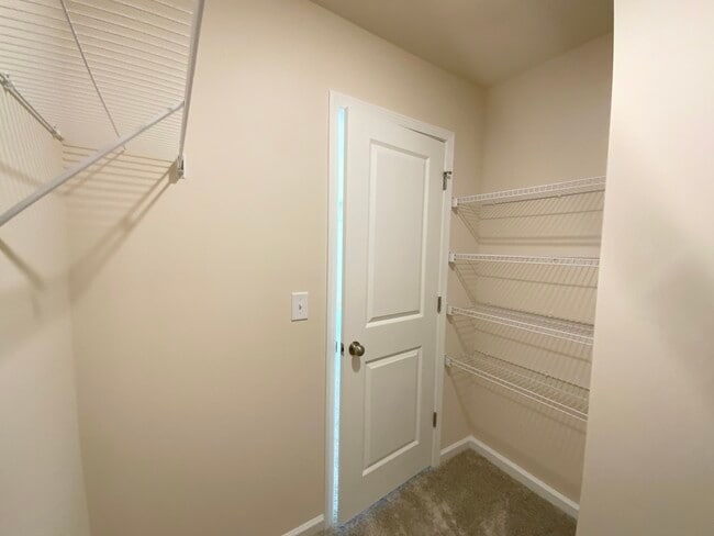 Building Photo - 836 Falls Grove Trl