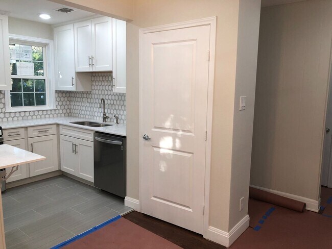 Building Photo - 3213 Hampton Rd