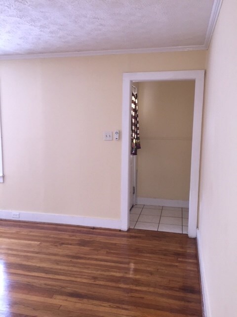 Building Photo - 105 Pine St