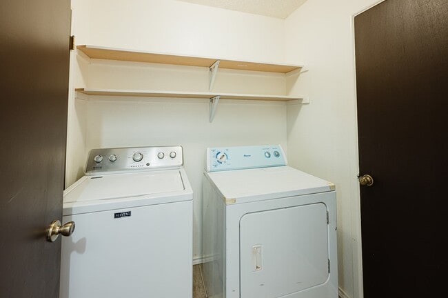 Building Photo - 5122 Sunnyside Dr