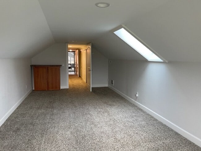 Building Photo - 1 Bedroom Suite for Lease with Washer/Dryer and Garage Spot