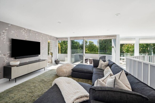 Building Photo - 8 Heller Ln