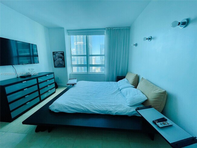 Building Photo - 950 Brickell Bay Dr