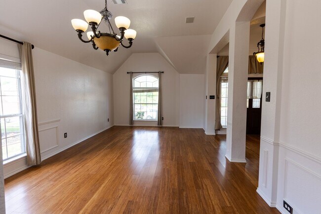 Building Photo - 710 Bel Air Dr