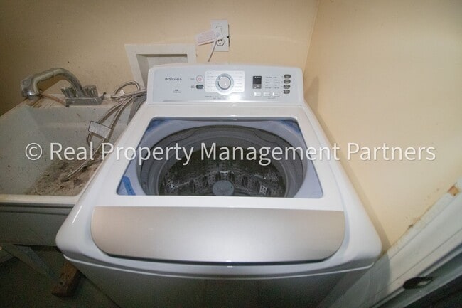 Building Photo - 1 Room for Rent in a 6-Bedroom Student Hom...