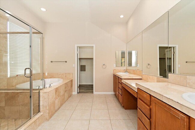 Building Photo - 80215 Queensboro Dr