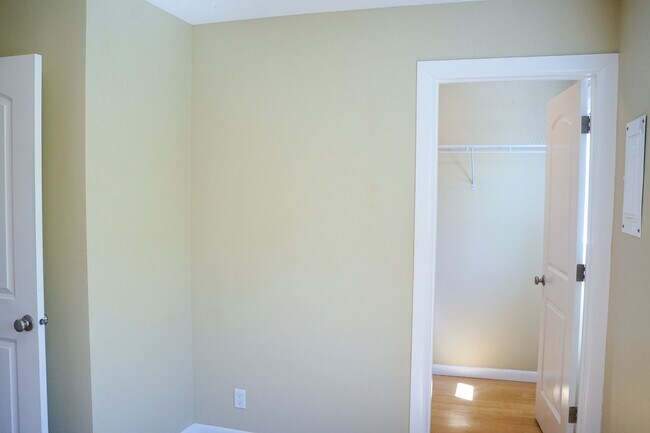 Building Photo - 1-Bed w/Beautiful Kitchen & Off-Street Par...