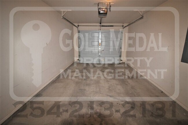 Building Photo - 4003 Cambridge Dr