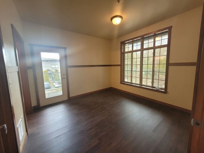 Building Photo - Centrally Located Three Bedroom Condo