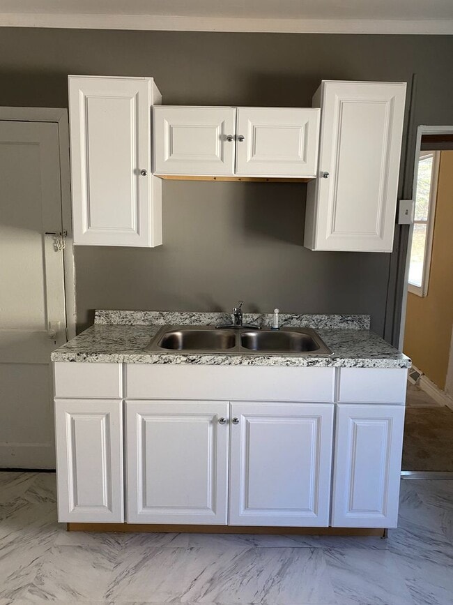 Building Photo - Single Family Home, Valley View School District, Gas heat, Private off Street Parking