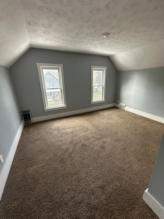 Building Photo - 4 Bed / 2 Bath Sunroom, Updated Kitchen & Spacious Layout!