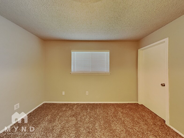 Building Photo - 4801 Meadowood Dr