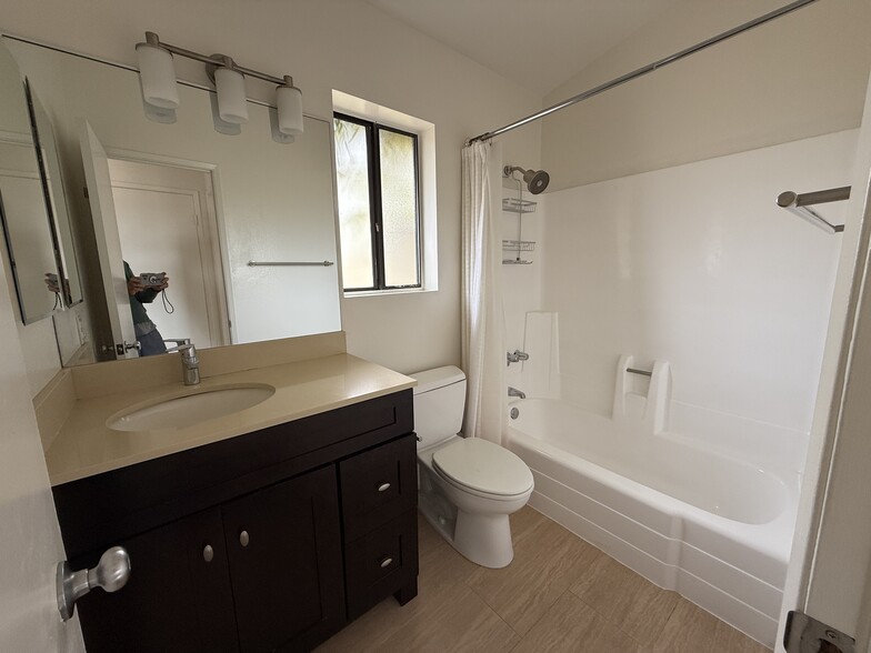 Bath - 612 Victoria Ave