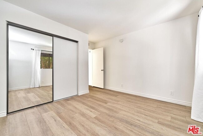 Building Photo - 326 S Manhattan Pl