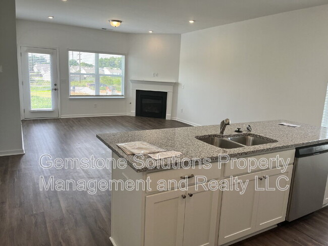 Building Photo - 2213 Zeva Cir