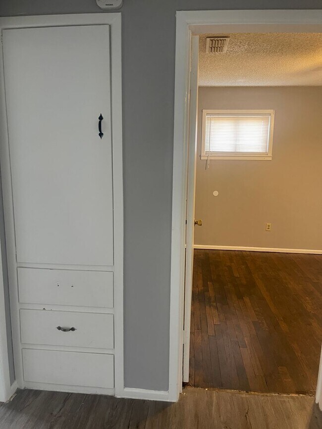 Building Photo - Move in Special! $200 off First Month! Adorable 2 Bedroom with 2 Car Garage Close to Hospitals an...