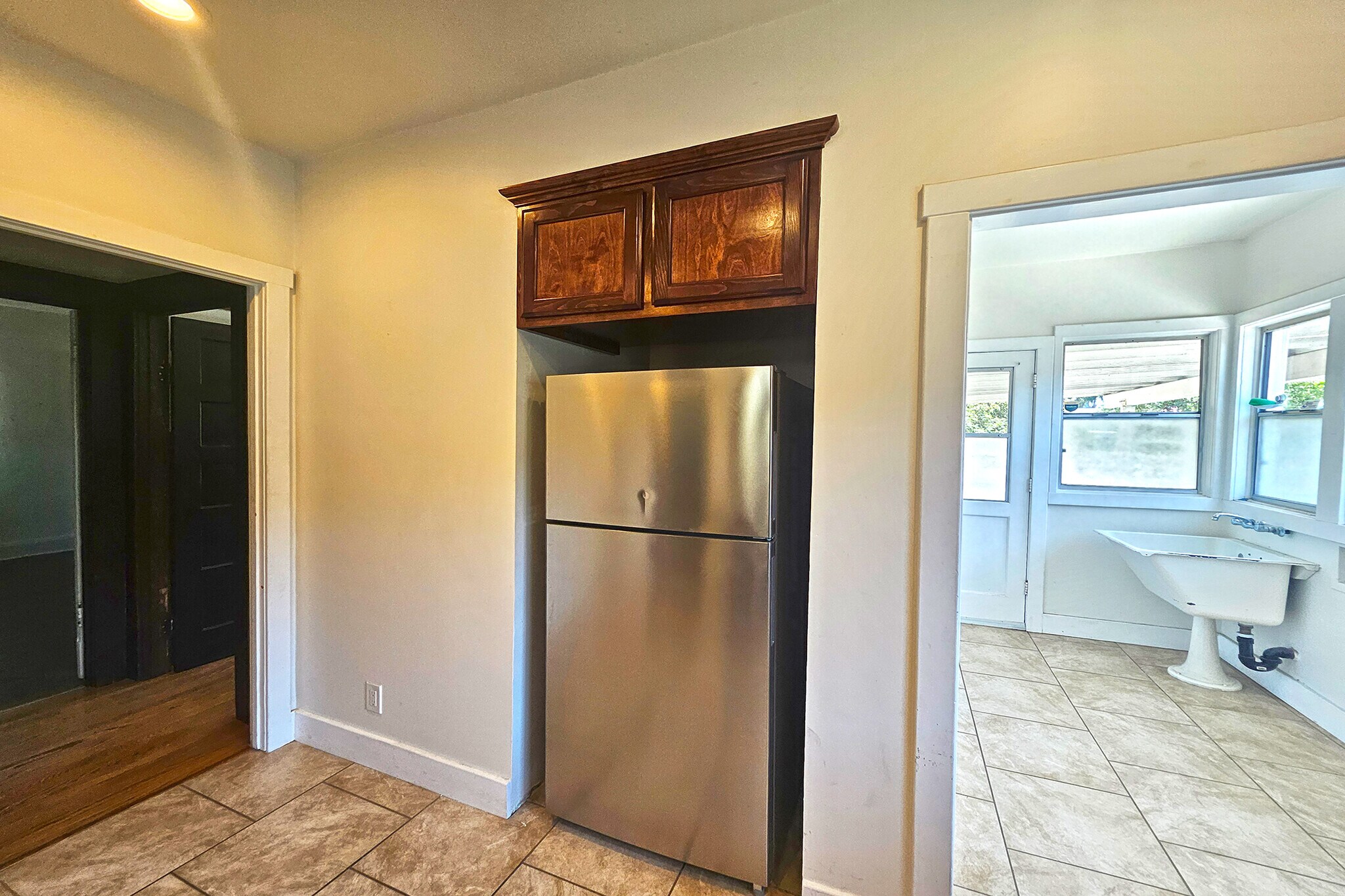Building Photo - 648 N Heliotrope Dr