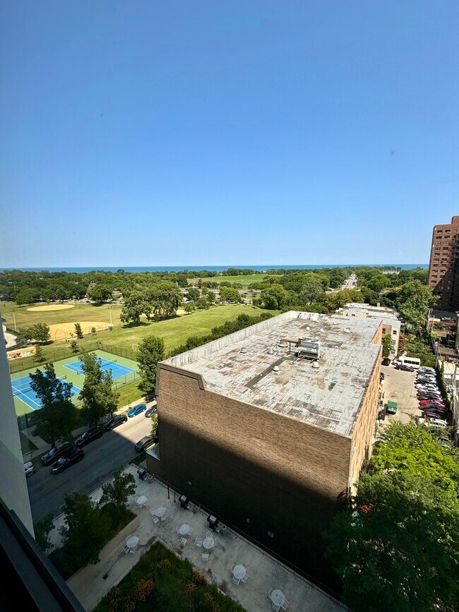 Building Photo - 4343 N Clarendon Ave
