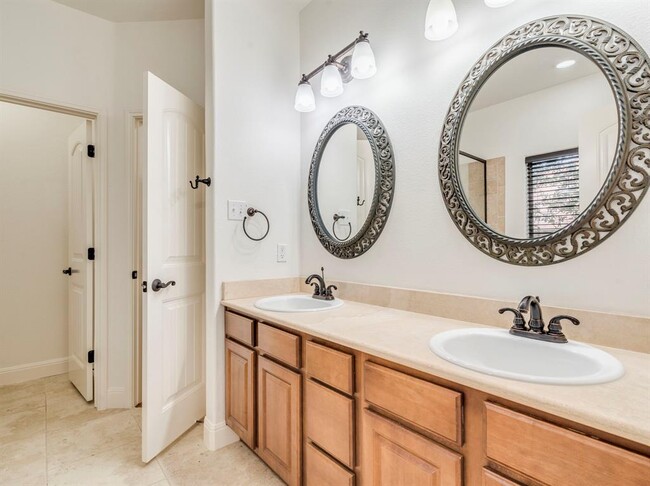 Building Photo - 10804 Wildwood Cir