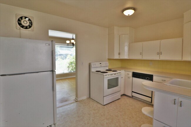 Building Photo - 2 Bedroom 1 Bathroom House in Wedgwood!