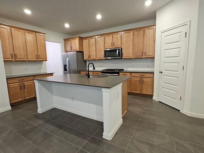 Building Photo - Beautiful 3 Bed / 3 Bath Home in North Lea...