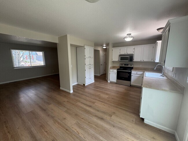 Building Photo - 3 Bed 2 Bath Home in central Fort Collins