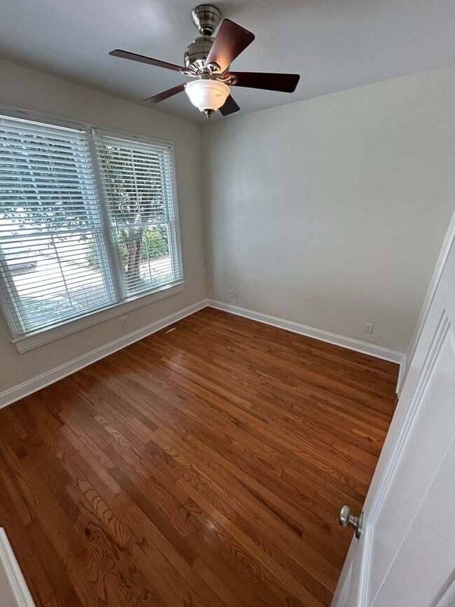 Building Photo - Beautiful 3 Bedroom/2 Bath with off street...