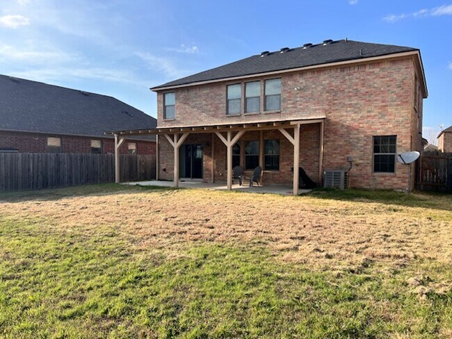 Building Photo - NorthPark / Taylor, TX / 4 bedrooms / Approx 2932 sq. ft. / Refrigerator / Washer & Dryer / New C...