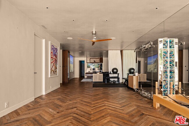 Building Photo - 966 Palisades Beach Rd