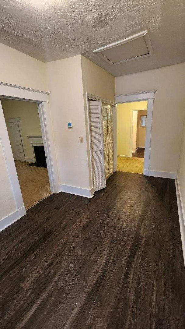 Building Photo - 1 Bedroom Apartment near Lake Olmstead