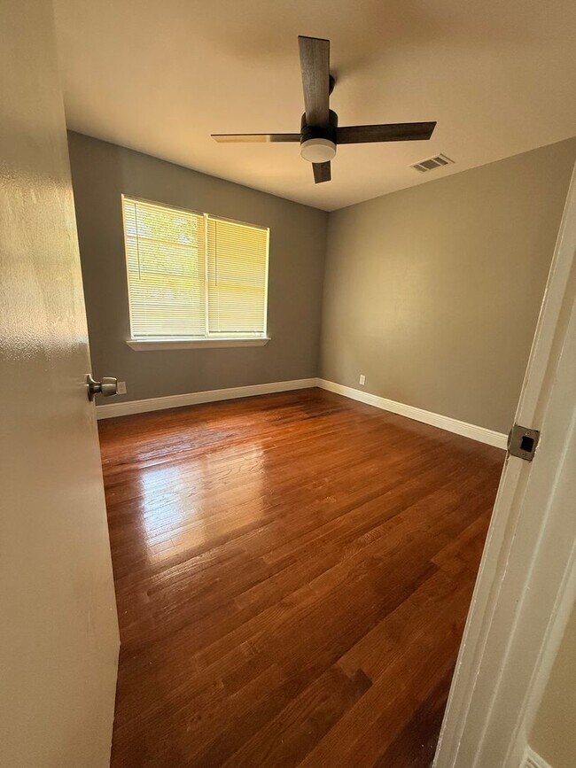 Building Photo - Newly Renovated Property - Family Home