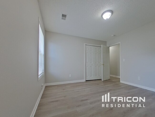 Building Photo - 404 Castle Ridge Dr