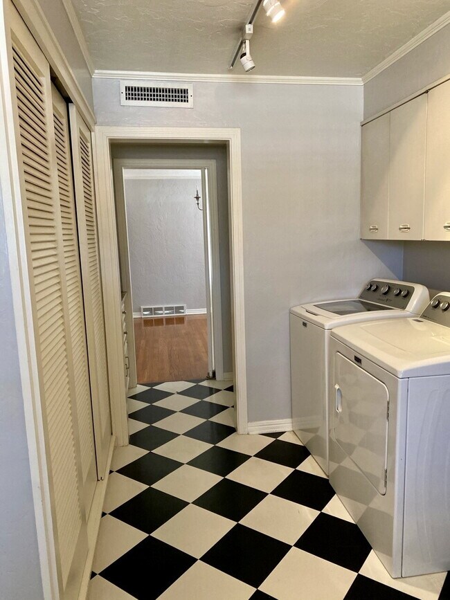 Building Photo - Charming 2 Bed, 2 Bath in Highly Sought-Af...
