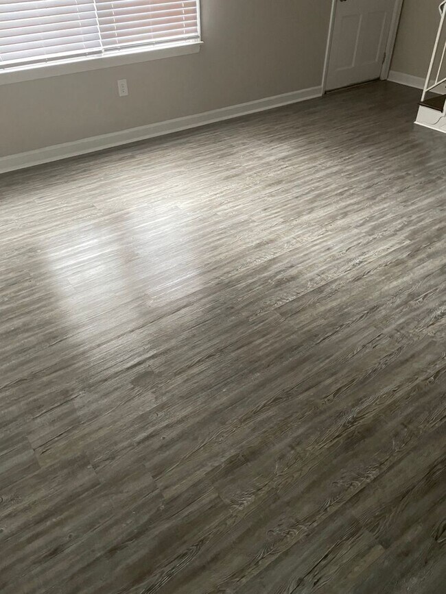 Building Photo - Two Bedroom 1.5 Bath Townhome for Rent