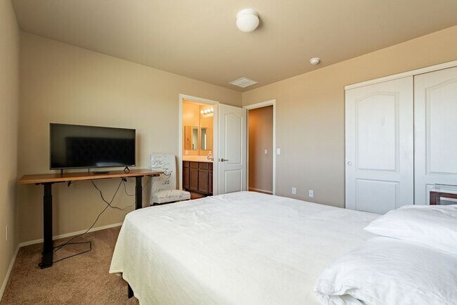 Building Photo - Spacious 3-Bed, 3-Bath Tucson Condo w/ Gar...