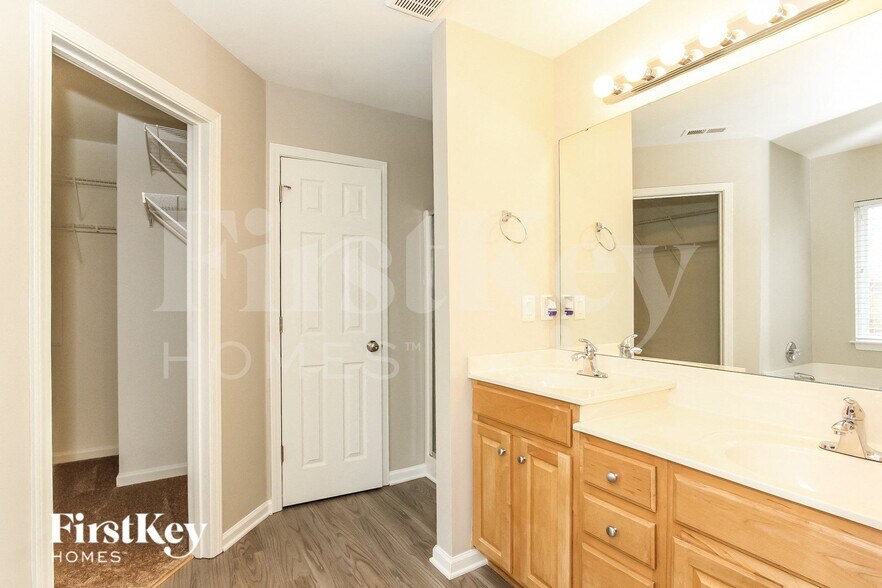 Building Photo - 12641 Cross Dale Dr